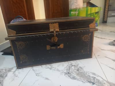 3 trunk and 1 sewing machine singer