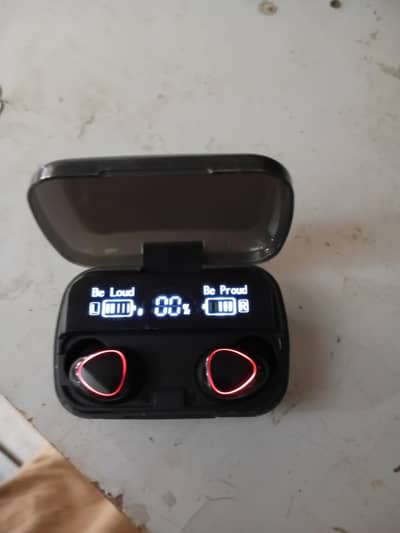 Earbud mt 10  and case with charger and earbud cable