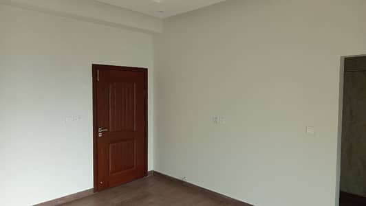 Stunning 12 Marla Flat In Askari 10 Available
