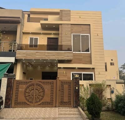 Aesthetic Prime Location House Of 5 Marla For sale Is Available