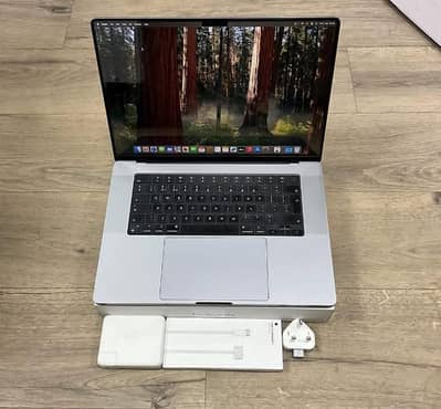 Apple MacBook Pro M2 Max 1TB with full box