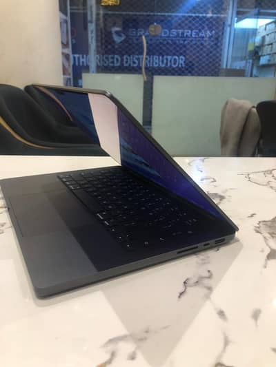 Macbook pro 2023 14inches M318gb/512 ssd