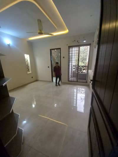 Rachna block allama iqbal town 1 kanal uper portion for rent in prime location