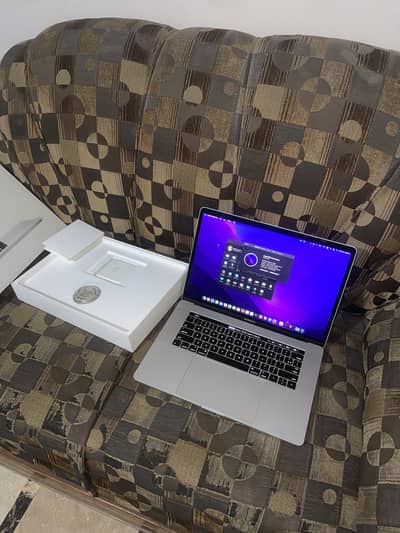 Apple macbook pro 2016 core i7 15inch model full box