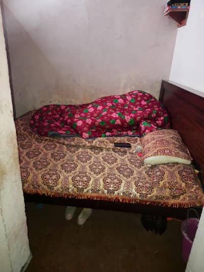 bilkul new hai 2 months use Howa hai bilkul ok hai with mattress