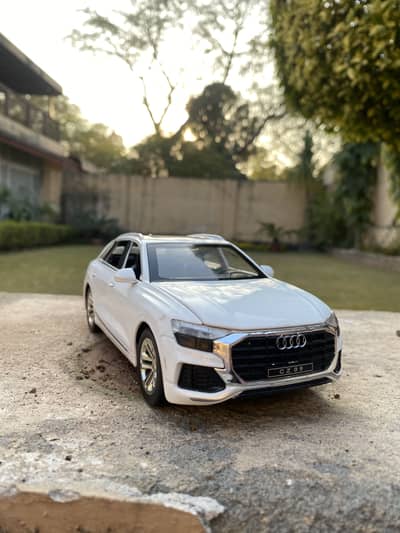 Diecast metal car - Audi Q8 Quattro