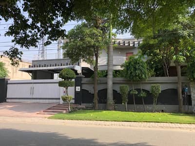 1 Kanal Beautiful House Available For Sale