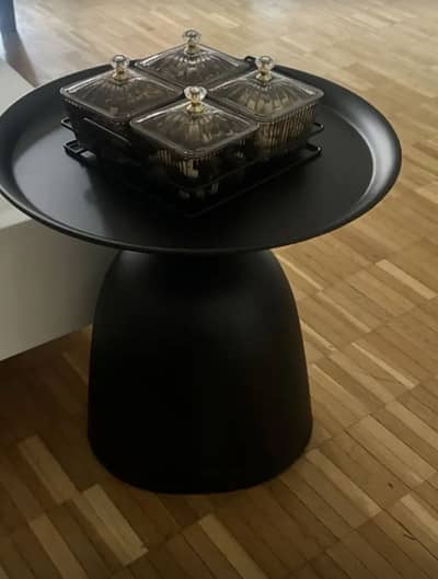 Retro Round Coffee Table (Matte Black)