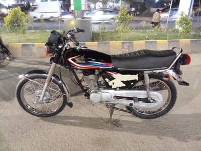 I'm selling my bike Honda 125cc totally original condition 03253785445