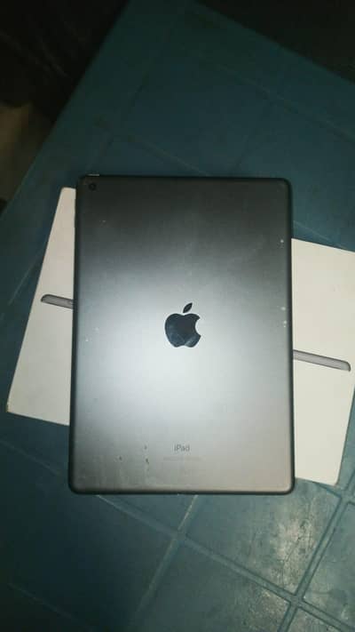 ipad 8 generation with box waterpack all ok