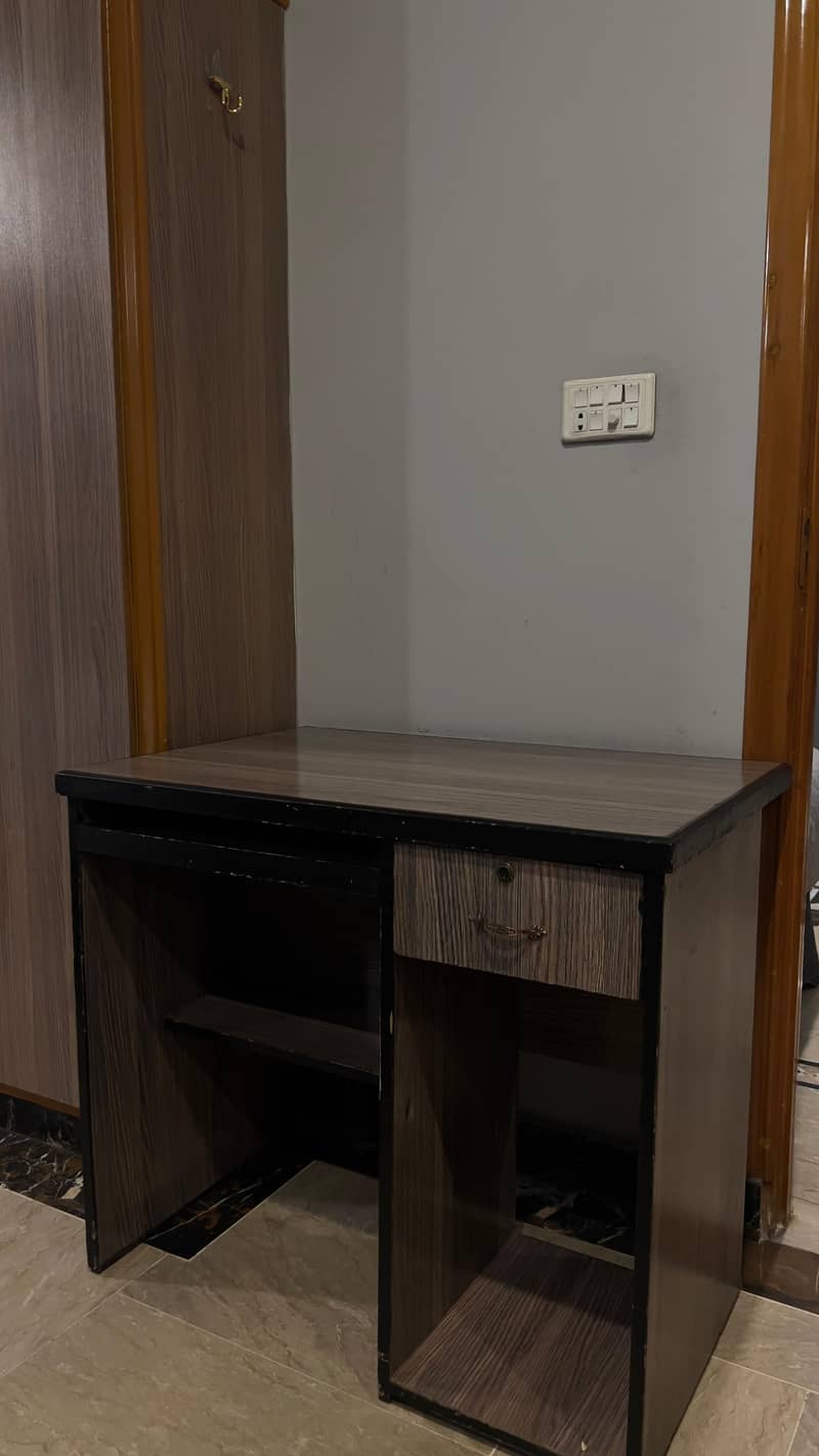 computer / study table with chair 1