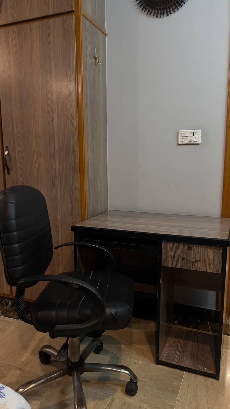 computer / study table with chair 3