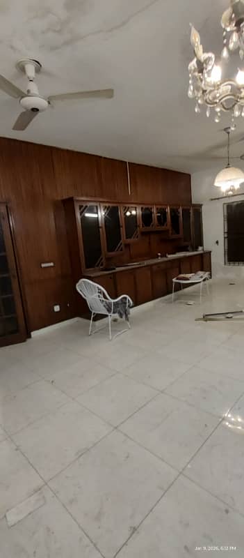 1 Kanal 3 beds lower with sepret entrence sepret gareg and sepret electric water and gas metter