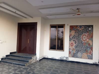 15 MARLA HOUSE AVAILABLE FOR RENT