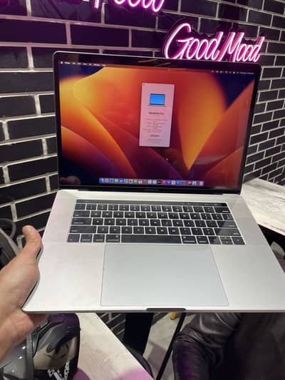 Apple MacBook Pro 2017 |15Inch | Core i7| 16GB 1 Tb SSD  | TouchBar