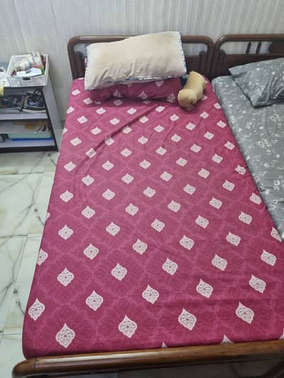 singled bed with molty foam mattress