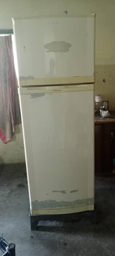 bht achi purani fridge hai or A one chlti hai koi kisi kism ka msla nh
