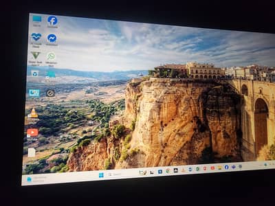 Window 11 pro 16gb 256gb 2gb graphic card Lenovo E585