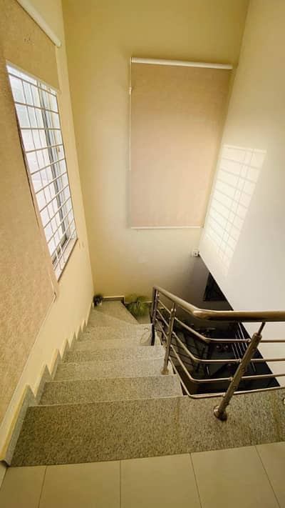 3 Bed DDL 200 Sq Yd Villa FOR SALE. All Amenities Nearby Including Parks, Mosques And Gallery