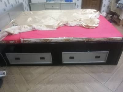 Bed with 4 drawers (just like new)