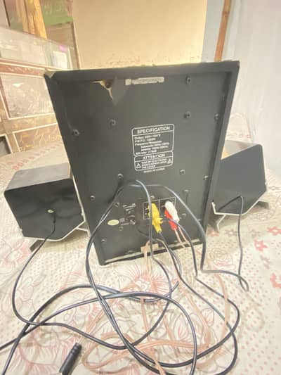 Speaker avilbel full bass boated in room