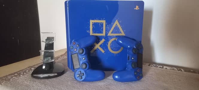 Playstation 4 Days of Play Limited Edition with 5 games and dock