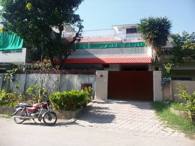 i-8 Near kachnar Park Ground poration For Rent.