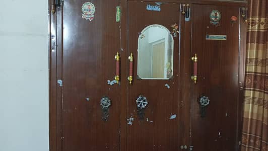 Almari 3 Doors wali ha