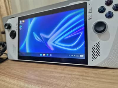 ASUS ROG Ally Z1 Extreme Box & Charger 10/10 Gaming Pc