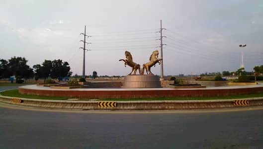 8 MARLA PLOT FACING PARK