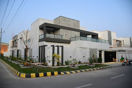 500 SQ YD LATEST CORNER HOUSE ON SALE: OWNERS GROUP