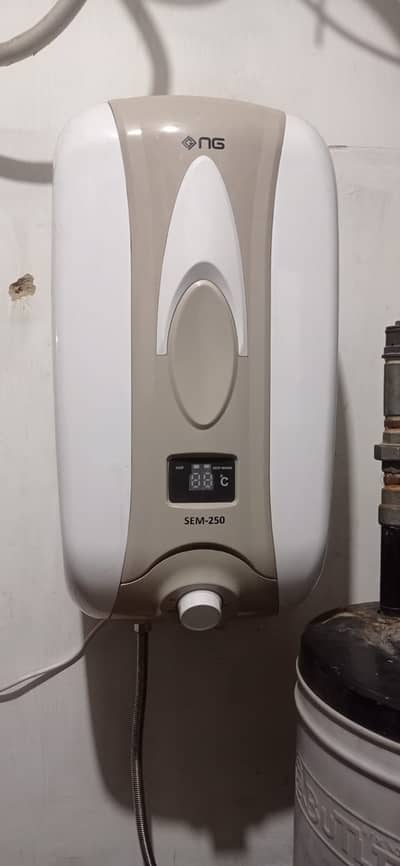 24 Ltr, NASGAS Electric Geyser. Under 10 months company warranty.