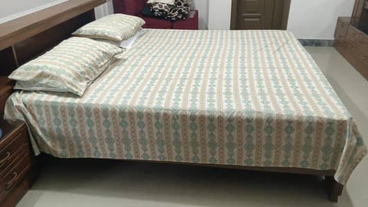 Bed with 2 side tables and dressing table