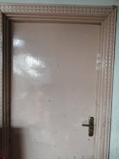 Ghr ka saman sale kar rahay ha urgent