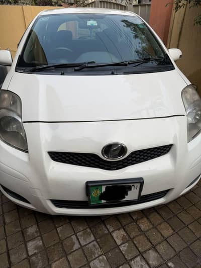 white toyota vitz 2008