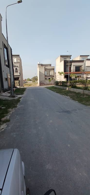 11.11 MARLA corner plot available for sale in park view city Lahore