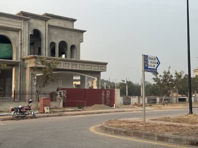 1Kanal ideal location solid land plot with margalla facing view with back open