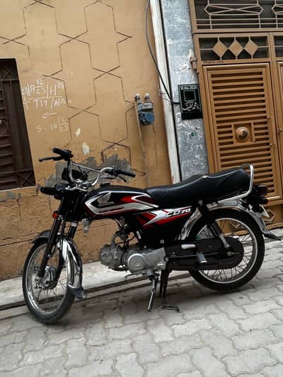 Cd 70 2025 black colour