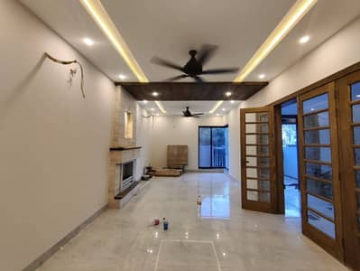 10 MARLA HOUSE WITH BASEMENT FOR SALE IN LAKE CITY