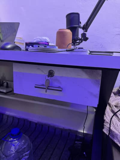 Office chair and table urgent