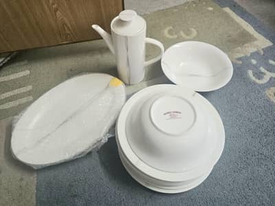 Premium Bone China Dinner Set – 21 Pieces – Like New- excellent condit