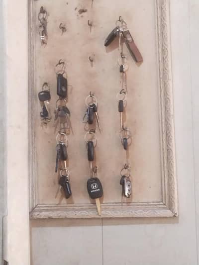 Gariyo ki sfai or office ki safai k Liye larky ki zrorrat showroom