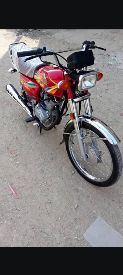 Honda 125 25model august ki 1100 km chli ha bike ka number lga hua ,,