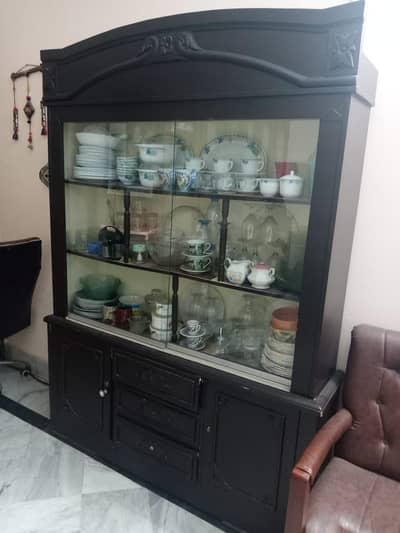 Showcase without utensils