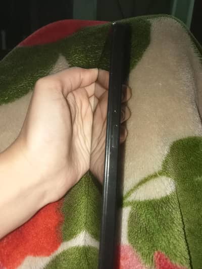 10/10 condition hy without box hy without charge bki sb kuch sai hy