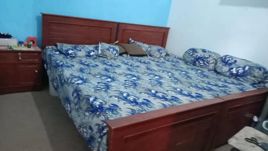 single 6by3 2 beds and 1 side table