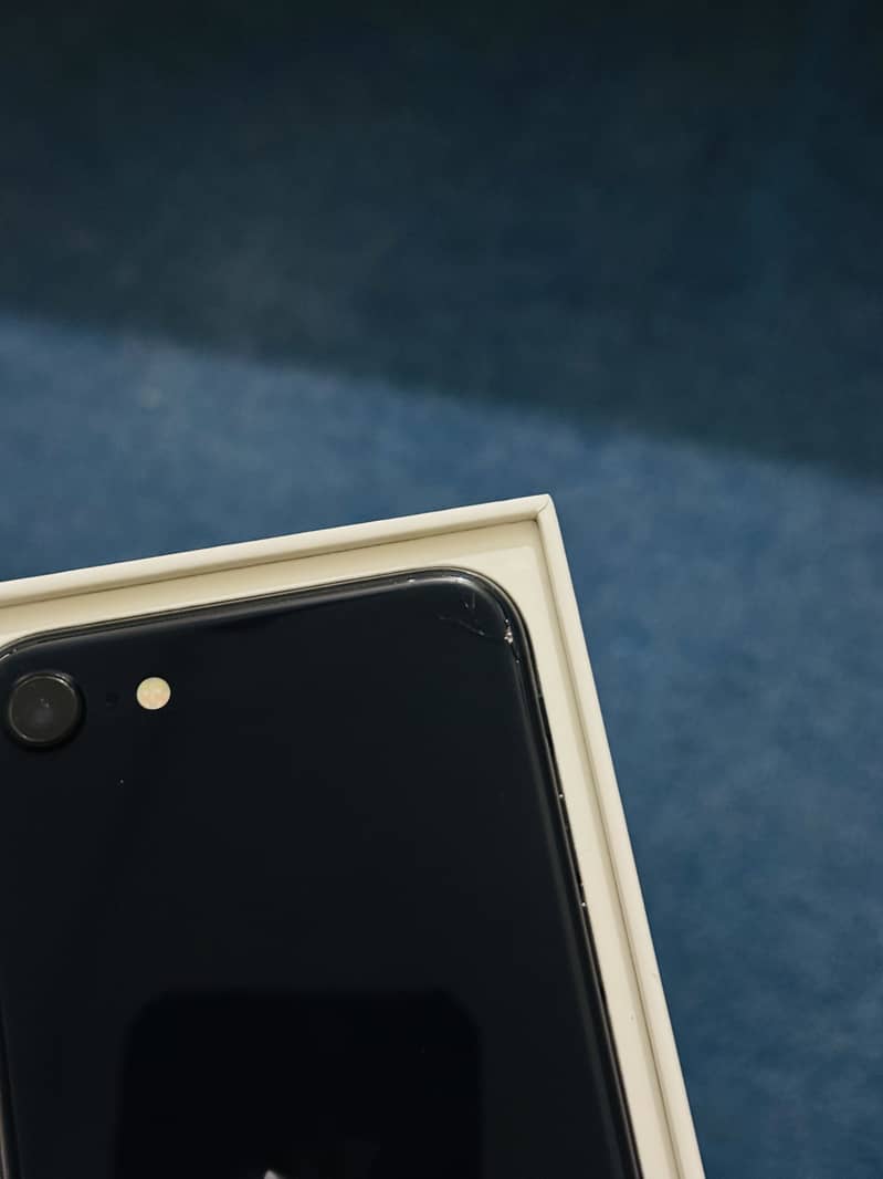 IPHONE SE  3rd Generation 1