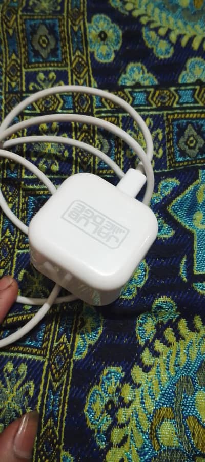 iphone 12 pro max ka charger tha original new ha bilkul Dubai sa Aya