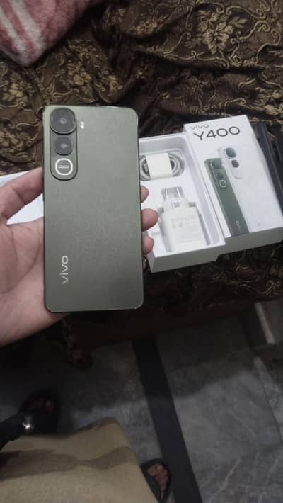 vivo y400 5g  8+8/256 full box charger condition 10 10 20 din use full