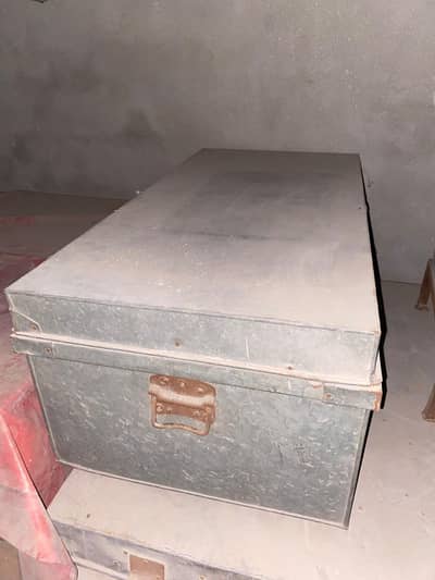 1 large size Peti Trunk